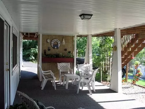 Lakeshore Bed And Breakfast