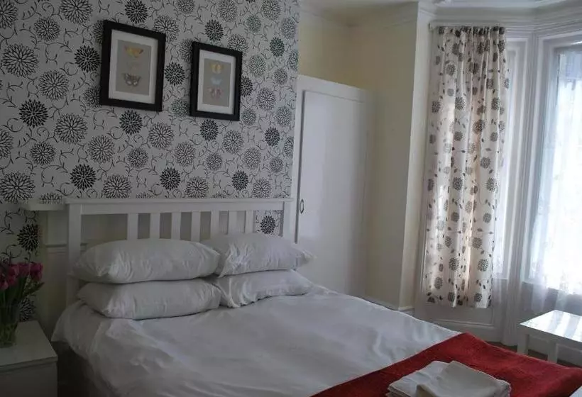 پانسیون Millifont Guest House