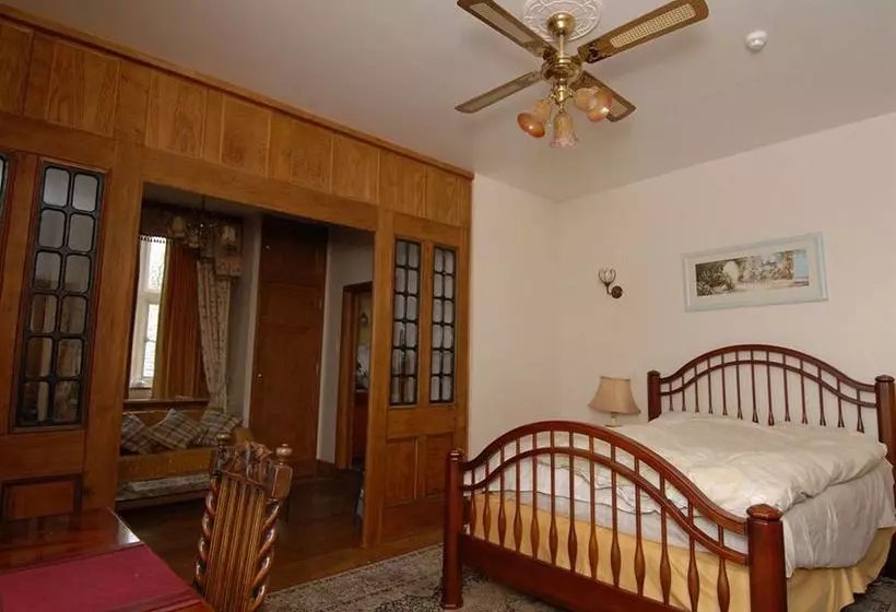 ペンション The Old Court - Guest House