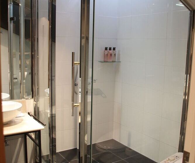 The Ridge Hotel & Apartments