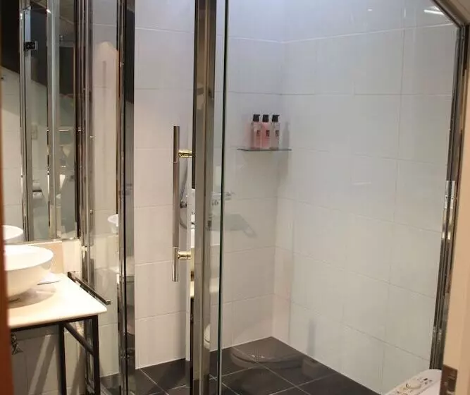 The Ridge Hotel & Apartments