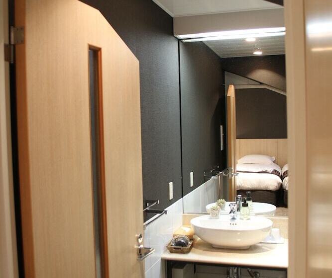 The Ridge Hotel & Apartments