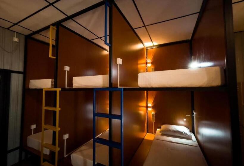 カプセルホテル Lost & Found Hostel Weligama