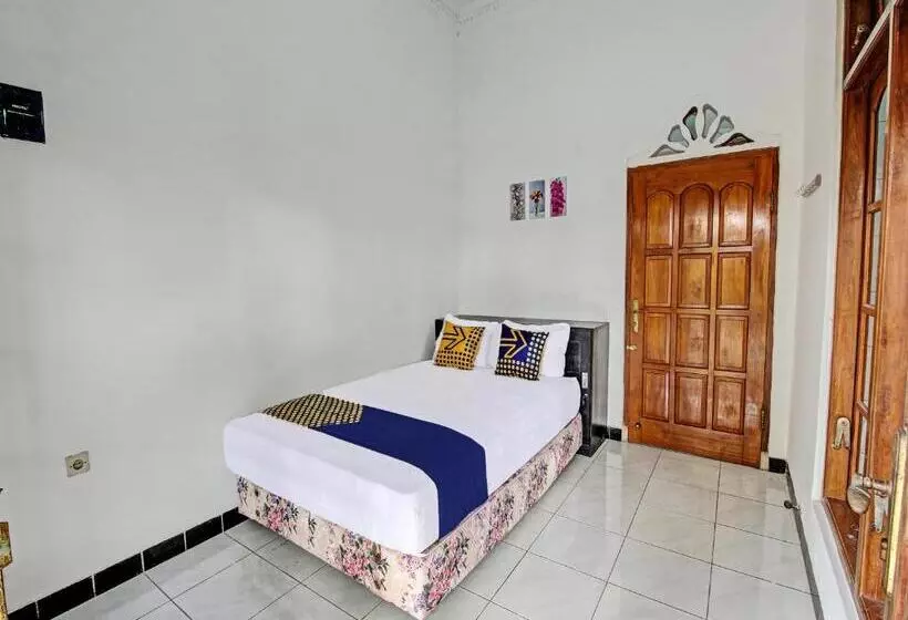 Hotelli Spot On 92123 Chikam House Syariah