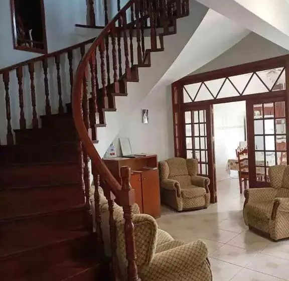 پانسیون Azores House