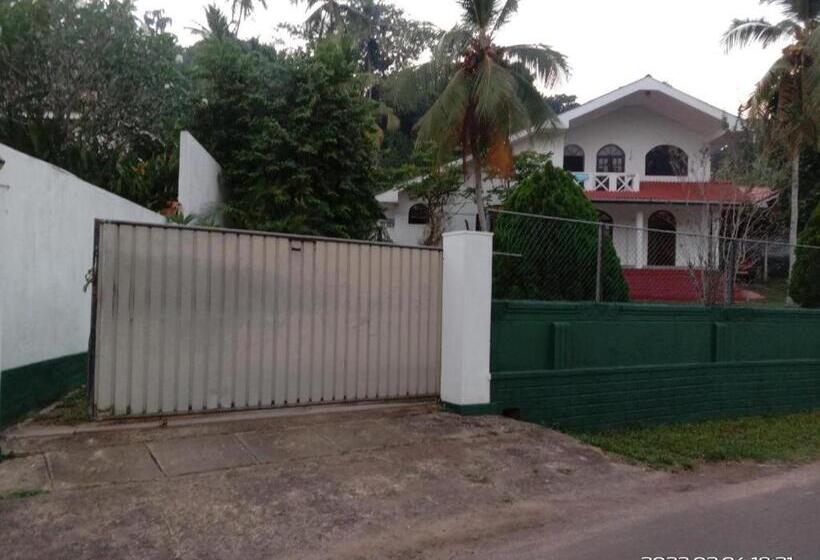 Pensão Unawatuna White Villa