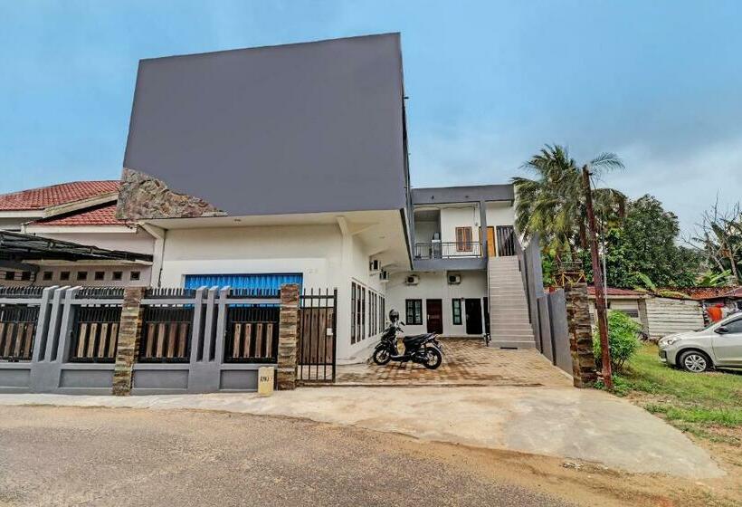 호텔 Oyo 92057 Reny Kost Syariah