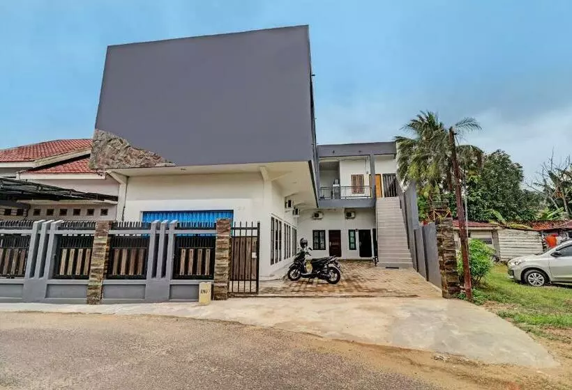 هتل Oyo 92057 Reny Kost Syariah