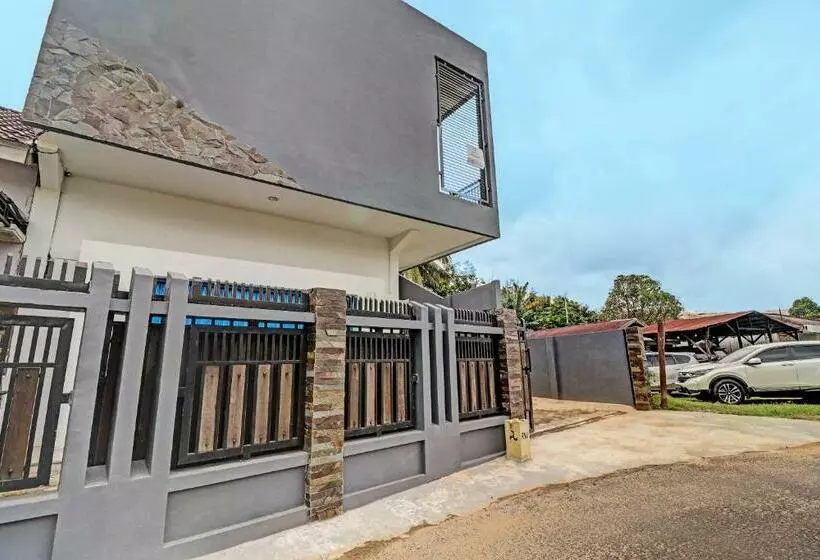 هتل Oyo 92057 Reny Kost Syariah