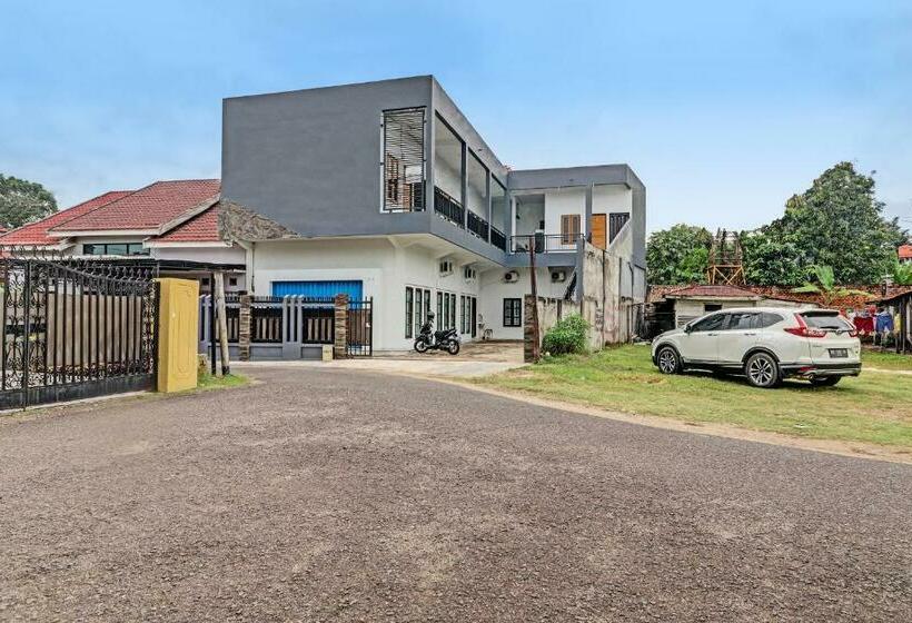 호텔 Oyo 92057 Reny Kost Syariah