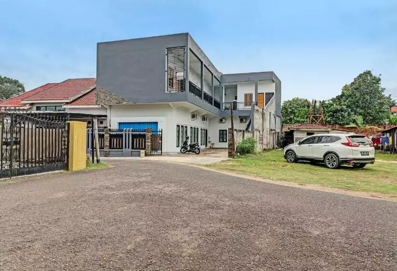 هتل Oyo 92057 Reny Kost Syariah