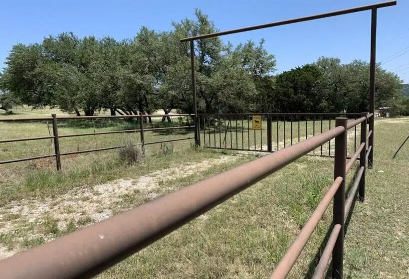 Majatalo Hill Country Hideout