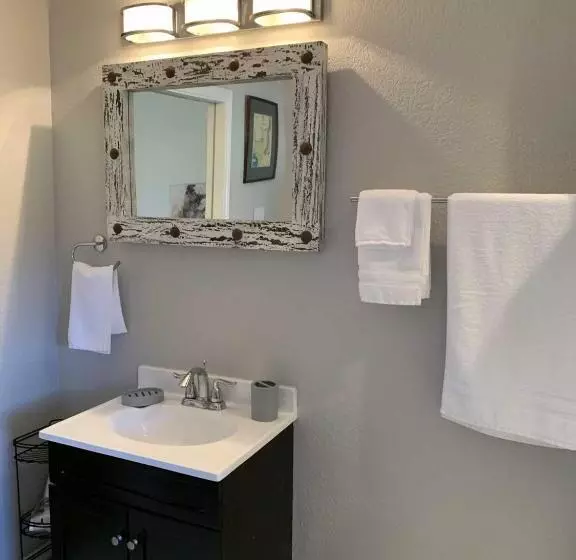 Majatalo Hill Country Hideout