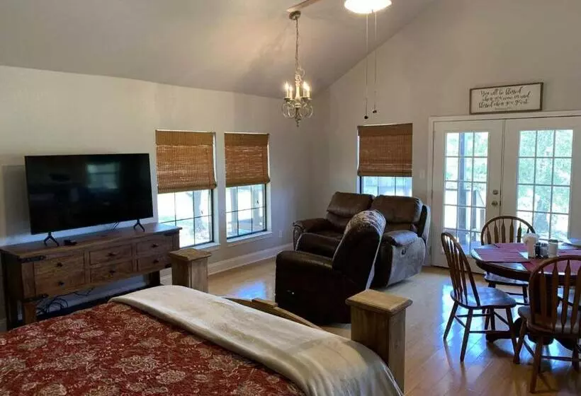 Majatalo Hill Country Hideout