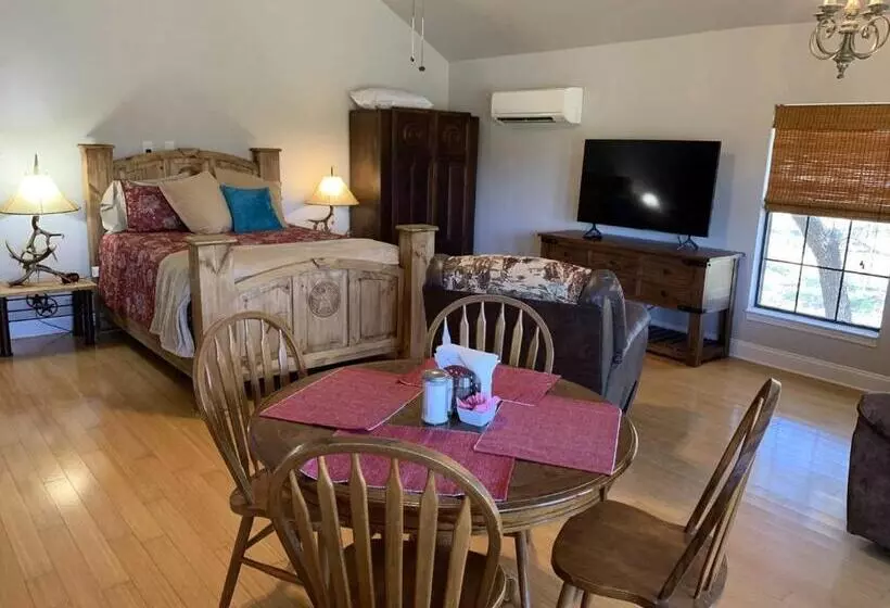 Majatalo Hill Country Hideout