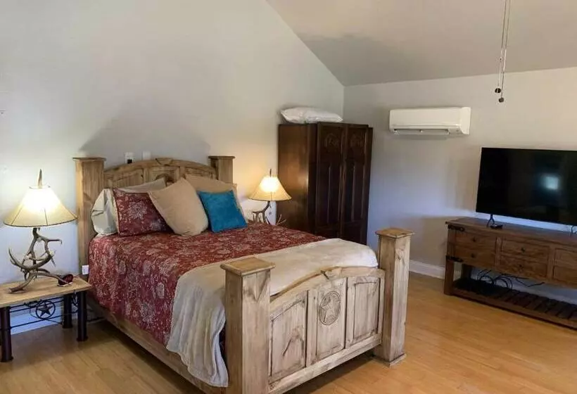 Majatalo Hill Country Hideout