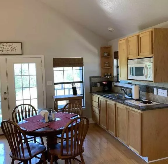 Majatalo Hill Country Hideout