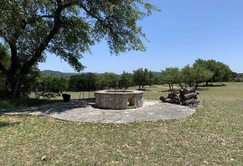 Majatalo Hill Country Hideout