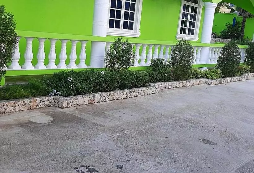 هاستل Pesheres Inn & Spa