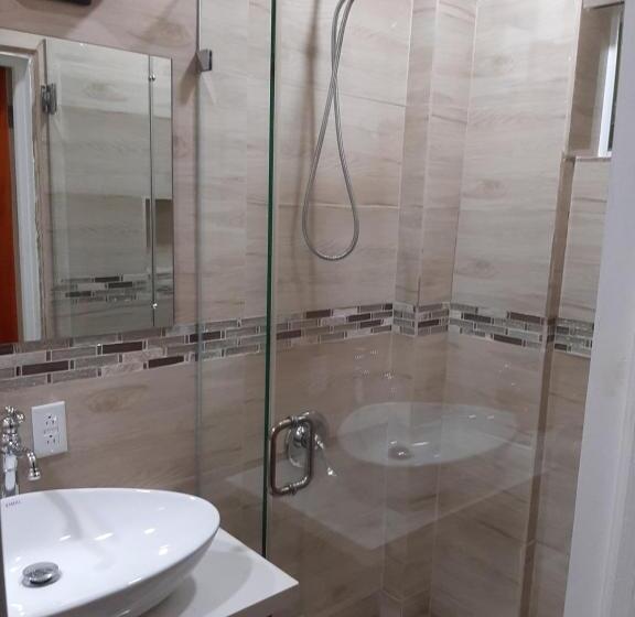 هاستل Pesheres Inn & Spa