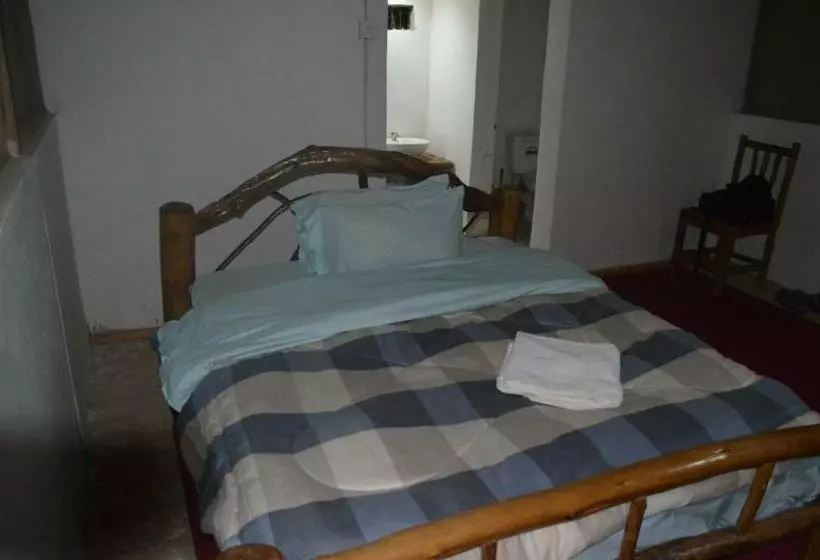 تختخواب و صبحانه Kibale Chimps Villas Lodge And