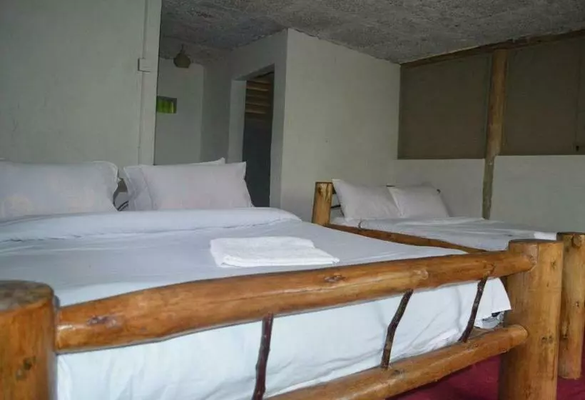 تختخواب و صبحانه Kibale Chimps Villas Lodge And