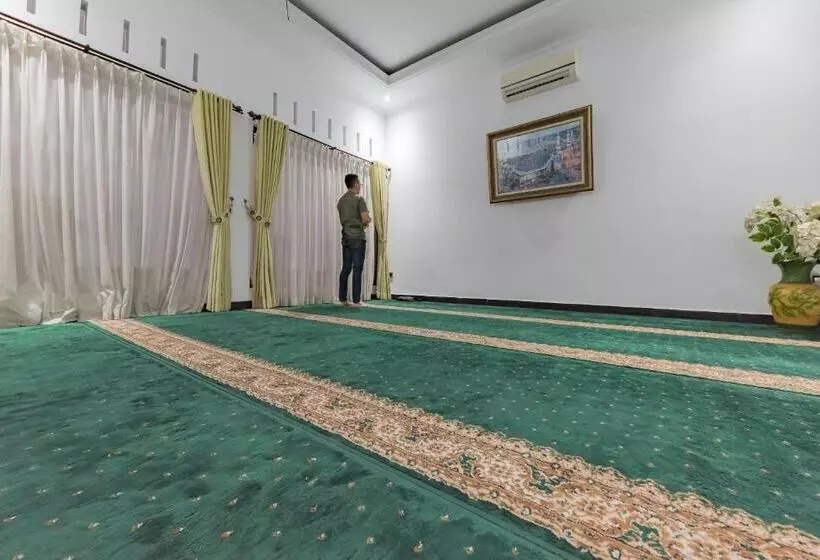 Urbanview Hotel Khayrizsan Tasikmalaya By Reddoorz