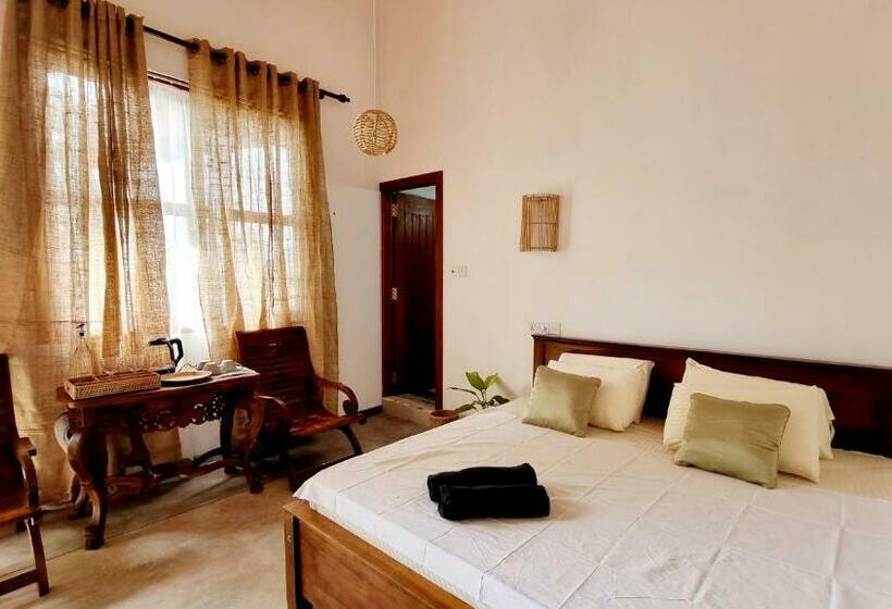 Pensió Nashalanka Villa