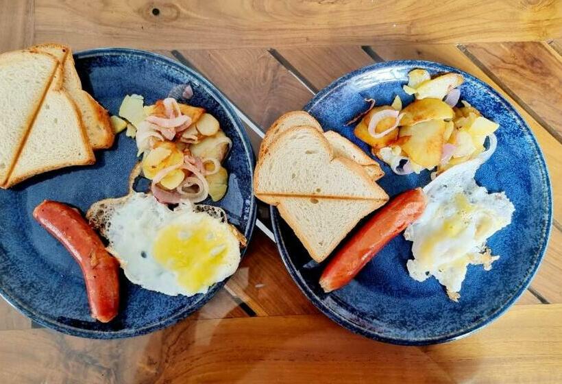 Pensió Nashalanka Villa