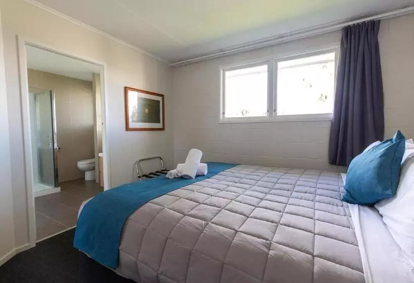 Lake Breeze Motel