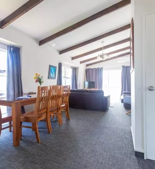 Lake Breeze Motel