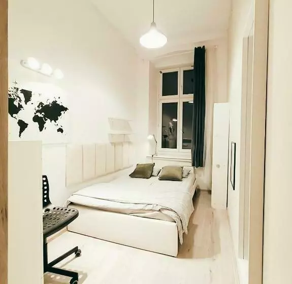 ユースホステル Centrum Fabryczna Rooms