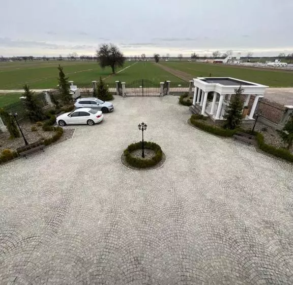 ホテル Adzikowy Dworek