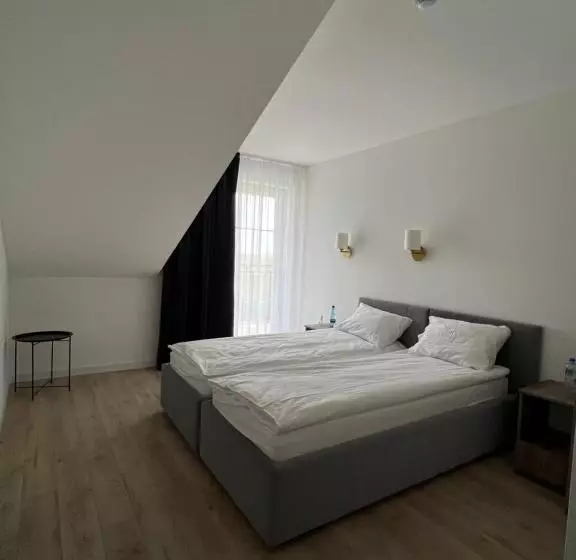 ホテル Adzikowy Dworek