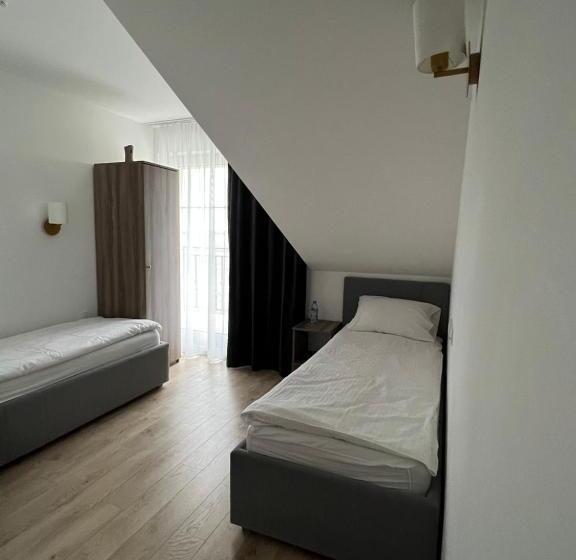 酒店 Adzikowy Dworek