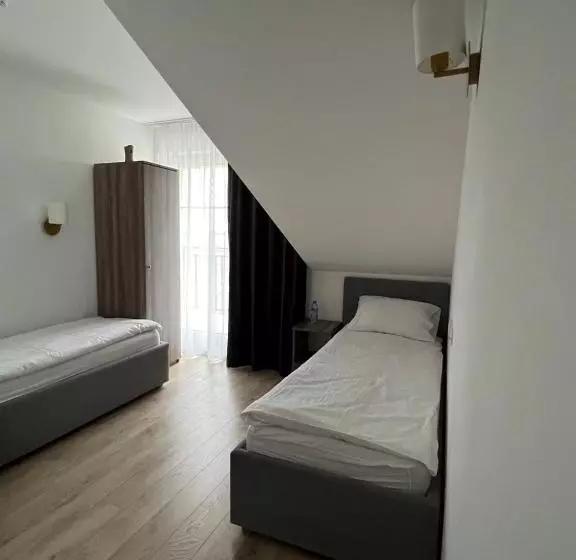 ホテル Adzikowy Dworek