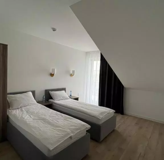 ホテル Adzikowy Dworek