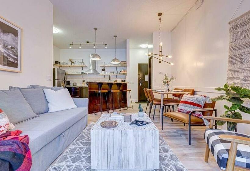 Mountain Retreat, Pool & Hot Tub, Bbq, Patio, King Bed, Sleeps 6!