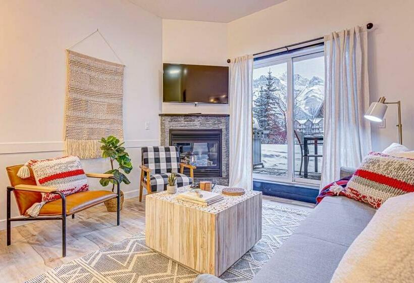 Mountain Retreat, Pool & Hot Tub, Bbq, Patio, King Bed, Sleeps 6!