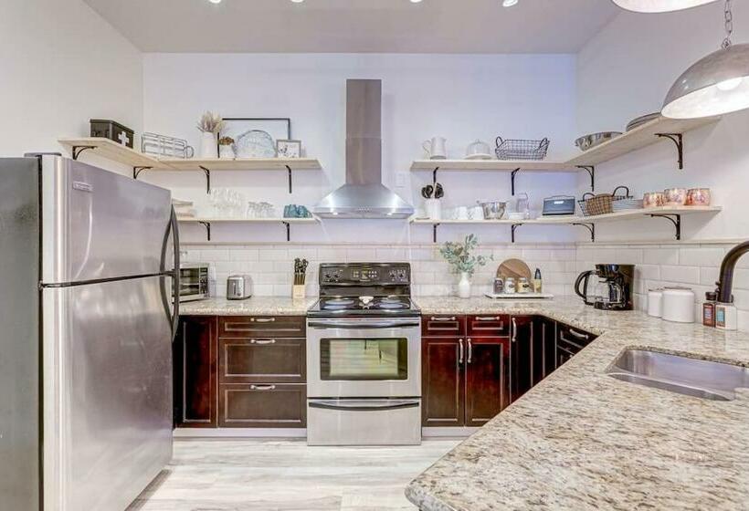 Mountain Retreat, Pool & Hot Tub, Bbq, Patio, King Bed, Sleeps 6!