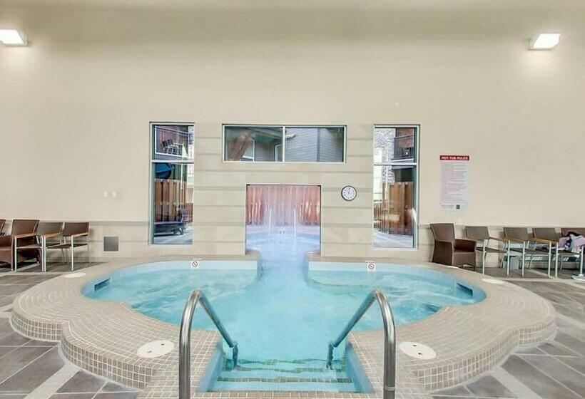 Mountain Retreat, Pool & Hot Tub, Bbq, Patio, King Bed, Sleeps 6!