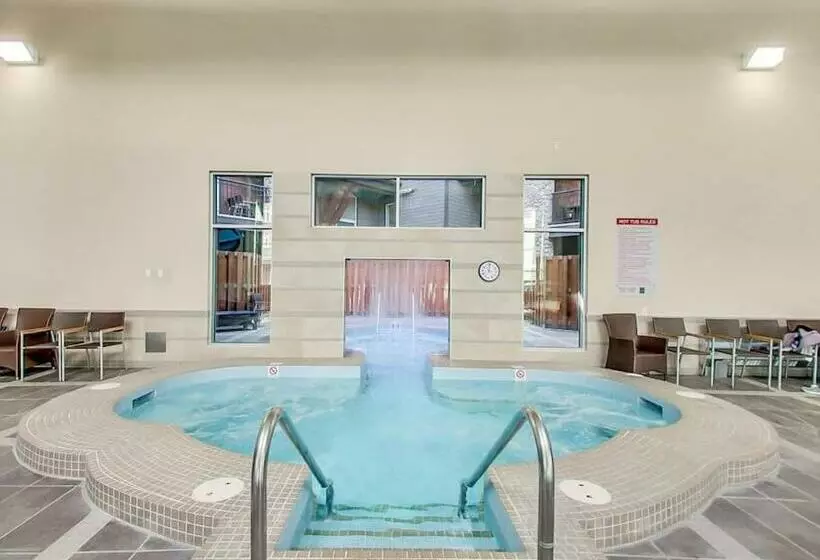 Mountain Retreat, Pool & Hot Tub, Bbq, Patio, King Bed, Sleeps 6!