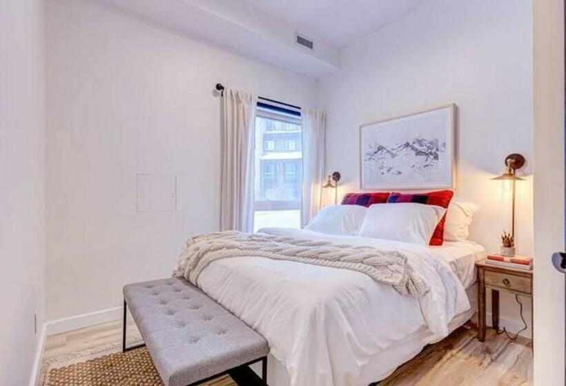 Mountain Retreat, Pool & Hot Tub, Bbq, Patio, King Bed, Sleeps 6!