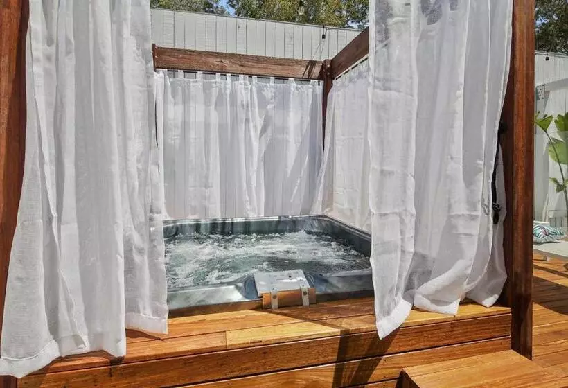 ペンション Private Outdoor Spa, Fire Pit   The Retreat Coolum Beach