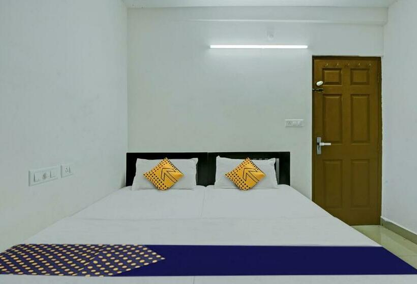 בית מלון כפרי Spot On Royal Heights