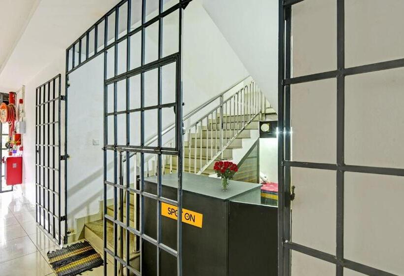 בית מלון כפרי Spot On Royal Heights