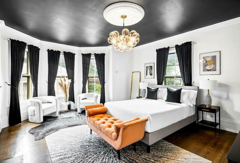 Отель The Coach House