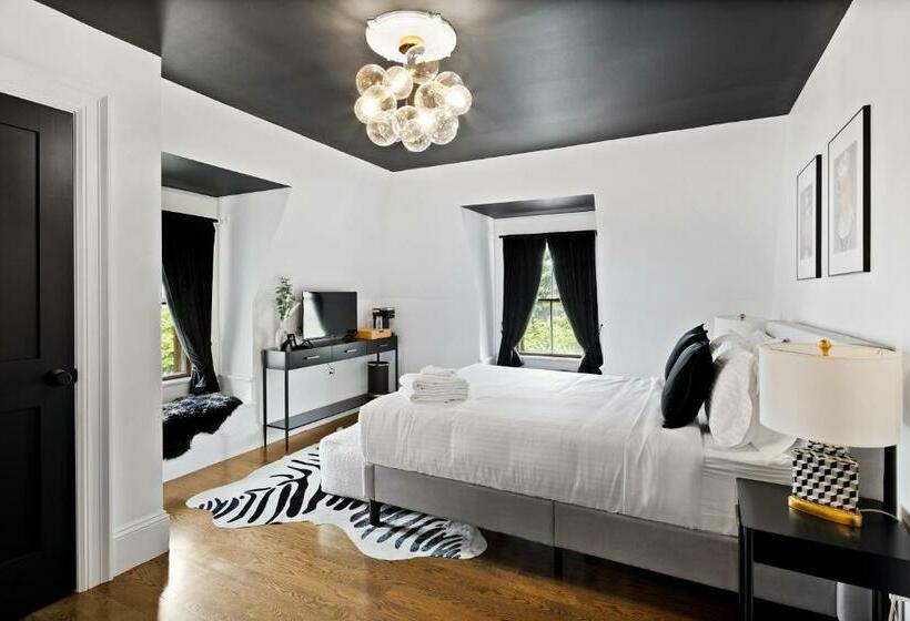 Отель The Coach House