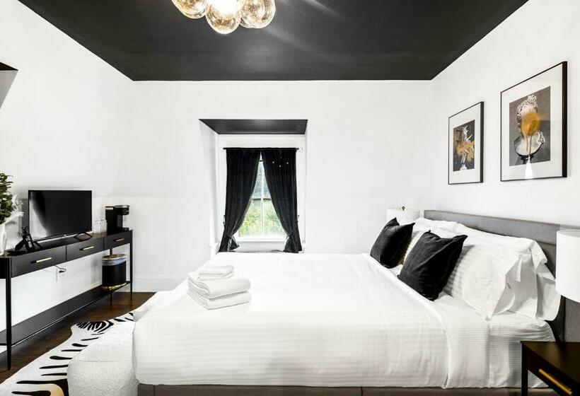 Отель The Coach House