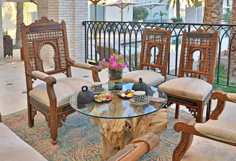 تختخواب و صبحانه Dar Oomi